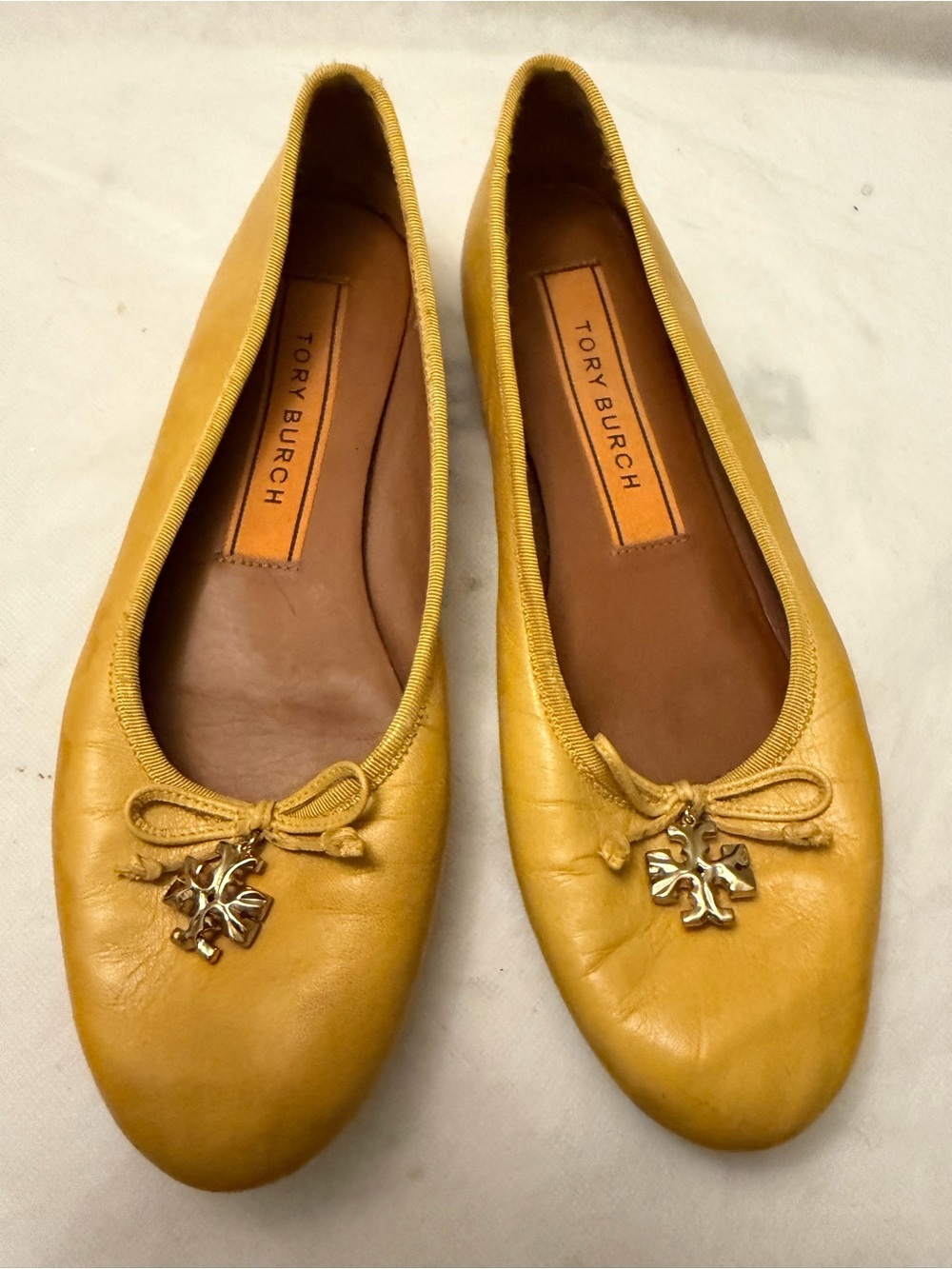 Tory Burch Mustard Yellow Leather Ballet Flats with Logo Charm,pre-owned,SZ7.5
